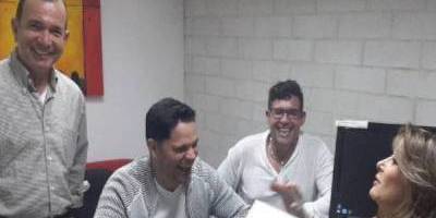 Rey Ruiz firma contrato con Codiscos, la discográfica colombiana